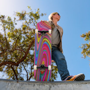 Trippy Gelb, Rot und Blau Abstrakte Groovy Kunst Skateboard