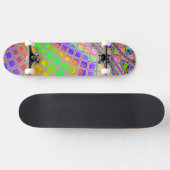 Trippy Groovy Vibrany Abstraktes digitales Fraktal Skateboard (Horizontal)