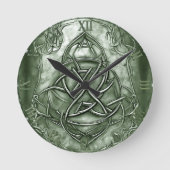 Triquetra Trinity Knot Sage Green Imitats Metallic Runde Wanduhr (Vorderseite)