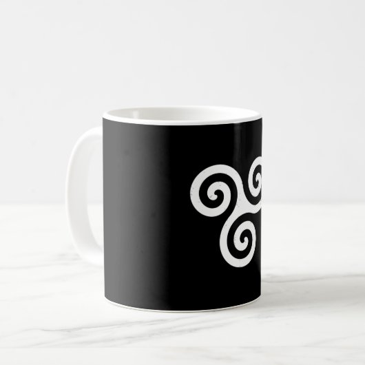 TRISKELION TRIPLE CELTIC SPIRAL KAFFEETASSE (Vorderseite Links)