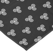 TRISKELION TRIPLE CELTIC SPIRAL TISCHDECKE (Schrägansicht)