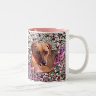 Trista der Rettungs-Hund in den Blumen Zweifarbige Tasse