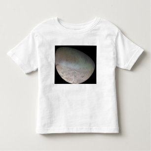 Triton, der größte Mond des Planeten Neptun Kleinkind T-shirt