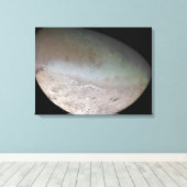Triton, der größte Mond des Planeten Neptun Leinwanddruck (Insitu (Holzboden))