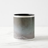 Triton, der größte Mond des Planeten Neptun Zweifarbige Tasse (Mittel)