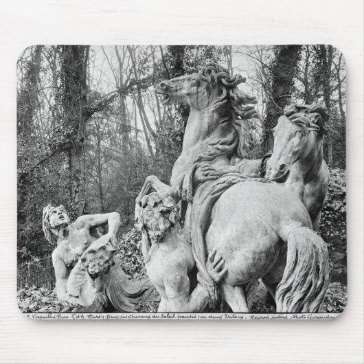 Triton, die zwei Pferde der Sonne pflegen Mousepad (Vorne)