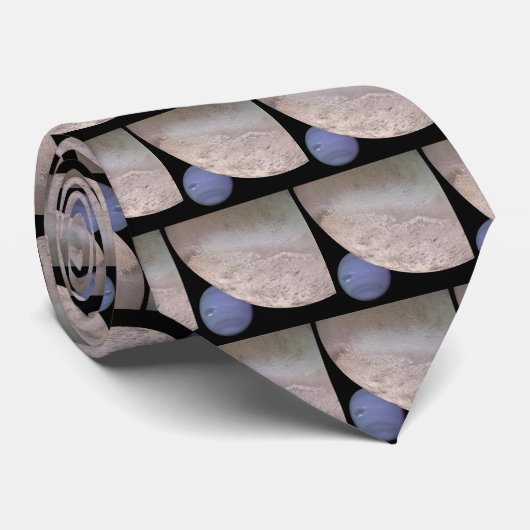 Triton mit Neptun in der Hintergrund NASA Krawatte (Gerollt)