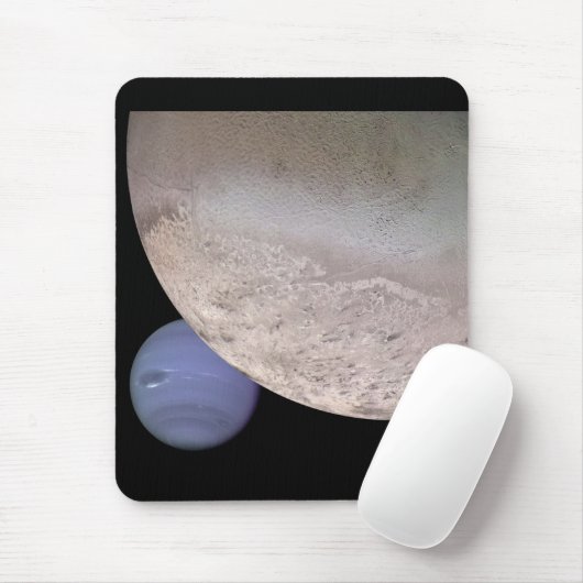 Triton mit Neptun in der Hintergrund NASA Mousepad (Mit Mouse)