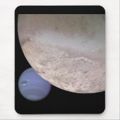 Triton mit Neptun in der Hintergrund NASA Mousepad (Vorne)
