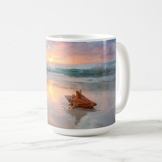 Tritonshorn-Muschel auf dem Strand | Jamaika Kaffeetasse (VorderseiteRechts)