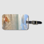 Tritonshorn-Muschel im Sand auf tropischem Strand Gepäckanhänger (Vorderseite (Horizontal))