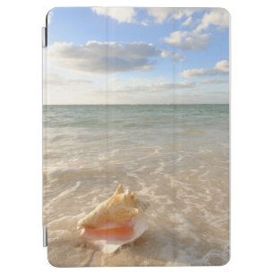 Tritonshorn-Muschel im Sand auf tropischem Strand iPad Air Hülle