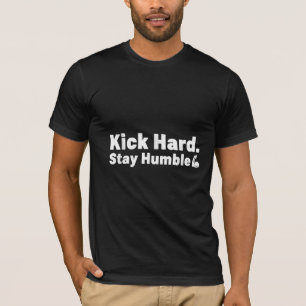 Tritt hart. Bleib bescheiden T-Shirt