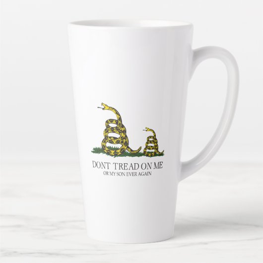 Tritt nicht auf mich oder meinen Sohn Gadsden-Flag Milchtasse (Rechts)