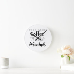 Tritt weg von Kaffee, das ist ein Job für Alkohol Runde Wanduhr