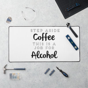 Tritt weg von Kaffee, das ist ein Job für Alkohol Schreibtischunterlage