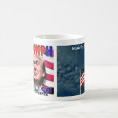 TRIUMP AMERIKA WIR DIE MENSCHEN STAND FÜR FREIHEIT KAFFEETASSE (Mittel)