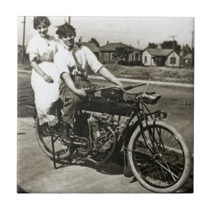 Triumph der Liebe beim Date auf einem Vintage-Moto Fliese