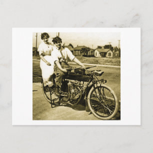 Triumph der Liebe beim Motorrad-Dating Vintage Postkarte