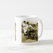 Triumph der Liebe Verabredet auf einem Motorrad Vi Kaffeetasse (VorderseiteRechts)