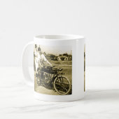 Triumph der Liebe Verabredet auf einem Motorrad Vi Kaffeetasse (Vorderseite Links)