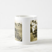 Triumph der Liebe Verabredet auf einem Motorrad Vi Kaffeetasse (Mittel)
