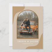 TRIXIE Beige Taupe Retro Arched Foto Boho Wedding Einladung (Rückseite)