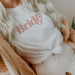 TRIXIE Retro 70's Themed Blush und Orange Bride T-Shirt<br><div class="desc">Dieses Brautbachelorette in Shirt besticht durch einen Retro-Schriftart im Stil der 70er Jahre in den Farben Rosa und Orange. Bestellen Sie die Weiße Braut Option für die Braut und die orangefarbenen "Babe" Shirts für Ihre Bachelorette Gruppe. Farben sind bearbeitbar! Klicken Sie auf 'Design bearbeiten', um Ihre eigenen Farben zu erstellen....</div>