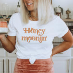 TRIXIE Retro 70's Themed Honeymoonin' Bride T-Shirt<br><div class="desc">Die Braut zu Shirt dieser Flitterwochen ist mit einem Schriftart im Retro-Stil der 70er Jahre mit cremig orangefarbenen Farbtönen gestaltet. Dieses Shirt ist das perfekte Geschenk für eine Braut, die am Brautparty- oder Bachelorettenwochenende zu sein scheint, damit sie es auf ihren Flitterwochen tragen kann. Farben sind bearbeitbar! Klicken Sie auf...</div>