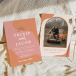 TRIXIE Retro Arched Foto Boho Groovy Wedding Einladung<br><div class="desc">Diese Einladungskarte bietet ein bohemianisches Gewölbe-Foto-Design,  lustige orangefarbene Wirbel,  einen hellrosa Hintergrund und Retro-Schriftart und Sonnenaufgang. Editieren Sie einfach alle Farben,  um Ihren Bedürfnissen gerecht zu werden,  und tauschen Sie die Fotos vorne und hinten für eine persönliche Touch aus.</div>