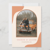 TRIXIE Retro Arched Foto Boho Groovy Wedding Einladung (Rückseite)