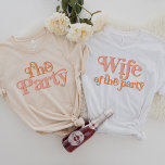 TRIXIE Retro-Ehefrau der Party-Bachelorette-Gruppe T-Shirt<br><div class="desc">Dieses Party-Bachelorette im Shirt ist mit einem Retro-Schriftart im Stil der 70er Jahre in den Farben Rosa und Orange gestaltet. Bestellen Sie die weiße "Ehefrau des Party" Option für die Braut und die orangefarbene "das Party" Shirts für Ihre Bachelorette-Gruppe. Farben sind bearbeitbar! Klicken Sie auf 'Design bearbeiten', um Ihre eigenen...</div>