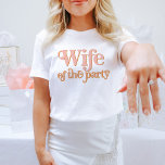TRIXIE Retro-Ehefrau der Party-Bachelorette-Gruppe T-Shirt<br><div class="desc">Diese "Ehefrau des Party" Bachelorette in Shirt mit einem Retro-Schriftart im Stil der 70er Jahre in Rosa und Orange. Bestellen Sie die weiße "Ehefrau des Party" Option für die Braut und die orangefarbene "das Party" Shirts für Ihre Bachelorette-Gruppe. Farben sind bearbeitbar! Klicken Sie auf 'Design bearbeiten', um Ihre eigenen Farben...</div>