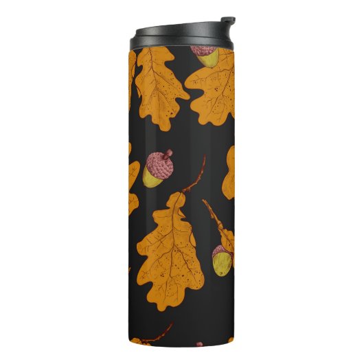 Trockeneiche Blätter und Eichen. Handgezogener nah Thermosbecher (Nach links gedreht)