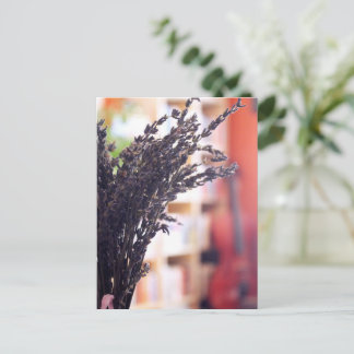 Trockenlavender, Cello & Bookcases im Hintergrund Postkarte