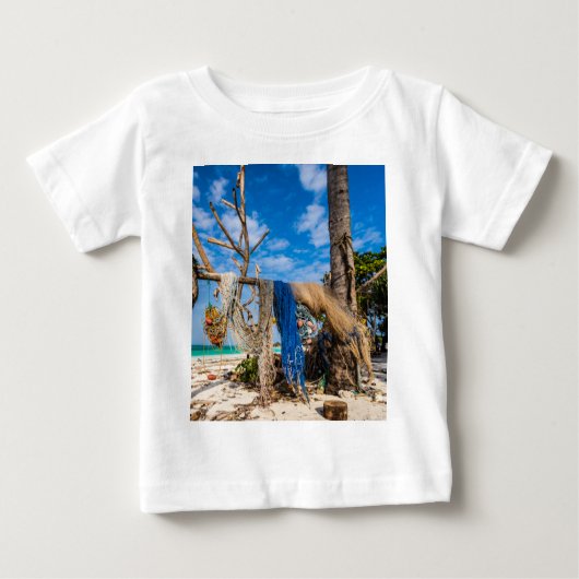 Trocknen der Netze am Strand Baby T-shirt (Vorderseite)