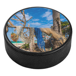 Trocknen der Netze am Strand Eishockey Puck