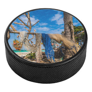 Trocknen der Netze am Strand Eishockey Puck