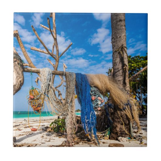 Trocknen der Netze am Strand Fliese (Vorderseite)