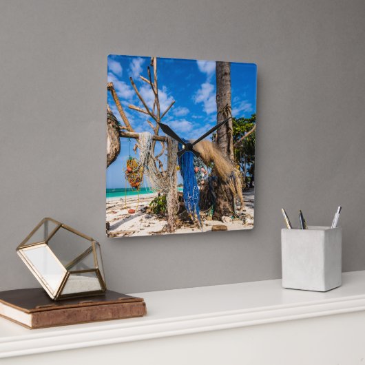 Trocknen der Netze am Strand Quadratische Wanduhr (Büro)