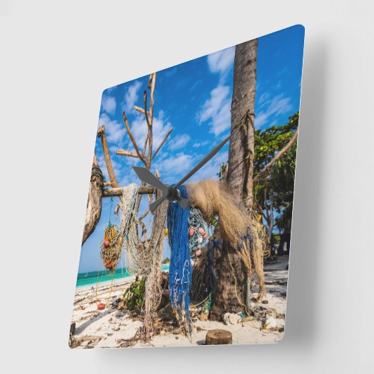 Trocknen der Netze am Strand Quadratische Wanduhr (Winkel)