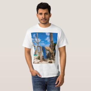 Trocknen der Netze am Strand T-Shirt