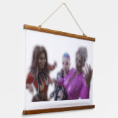 Trois Drôles de Dames Wandteppich Mit Holzrahmen (Gewinkelt)