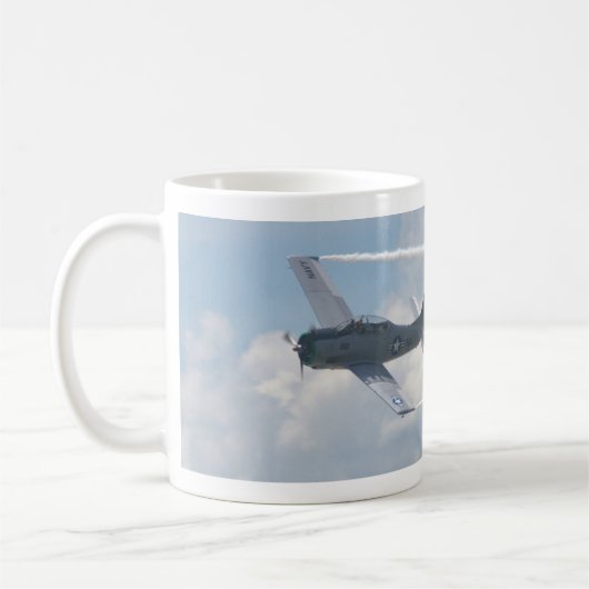 Trojaner T-28C im Flug Kaffeetasse (Links)