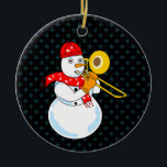 Trombone Snowman Keramik Ornament<br><div class="desc">Ein Snowman-Posaunspieler mit einem Musiknote-Schal ist ein lustiges Wintergeschenk-Design für Posaunisten,  Musiklehrer und Schüler in Konzerten,  Jazz und Marching-Band.</div>