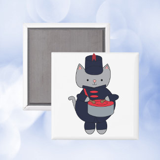 Trommlerkatze in Marineblau und Rot der Marschkape Magnet