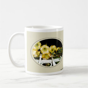 Trompete am nächtlichen Rahmen Kaffeetasse