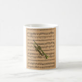 Trompete mit Notenblatt-Hintergrund Kaffeetasse (Mittel)