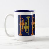 Trompete-Verpackung auf Marine Zweifarbige Tasse (Links)