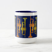 Trompete-Verpackung auf Marine Zweifarbige Tasse (Mittel)